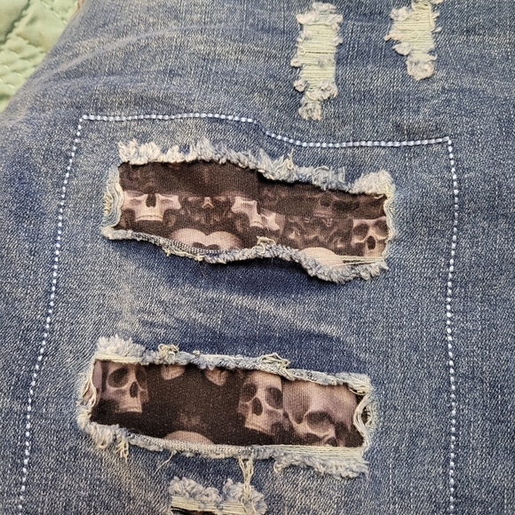 Women's size 12 ripped jeans with skulls - Picture 3 of 4
